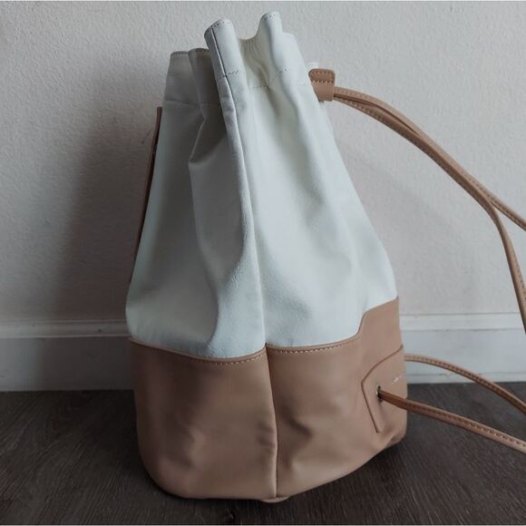 Danielle Nicole Bucket Backpack Cinch Bag in White and Tan - Picture 2 of 7